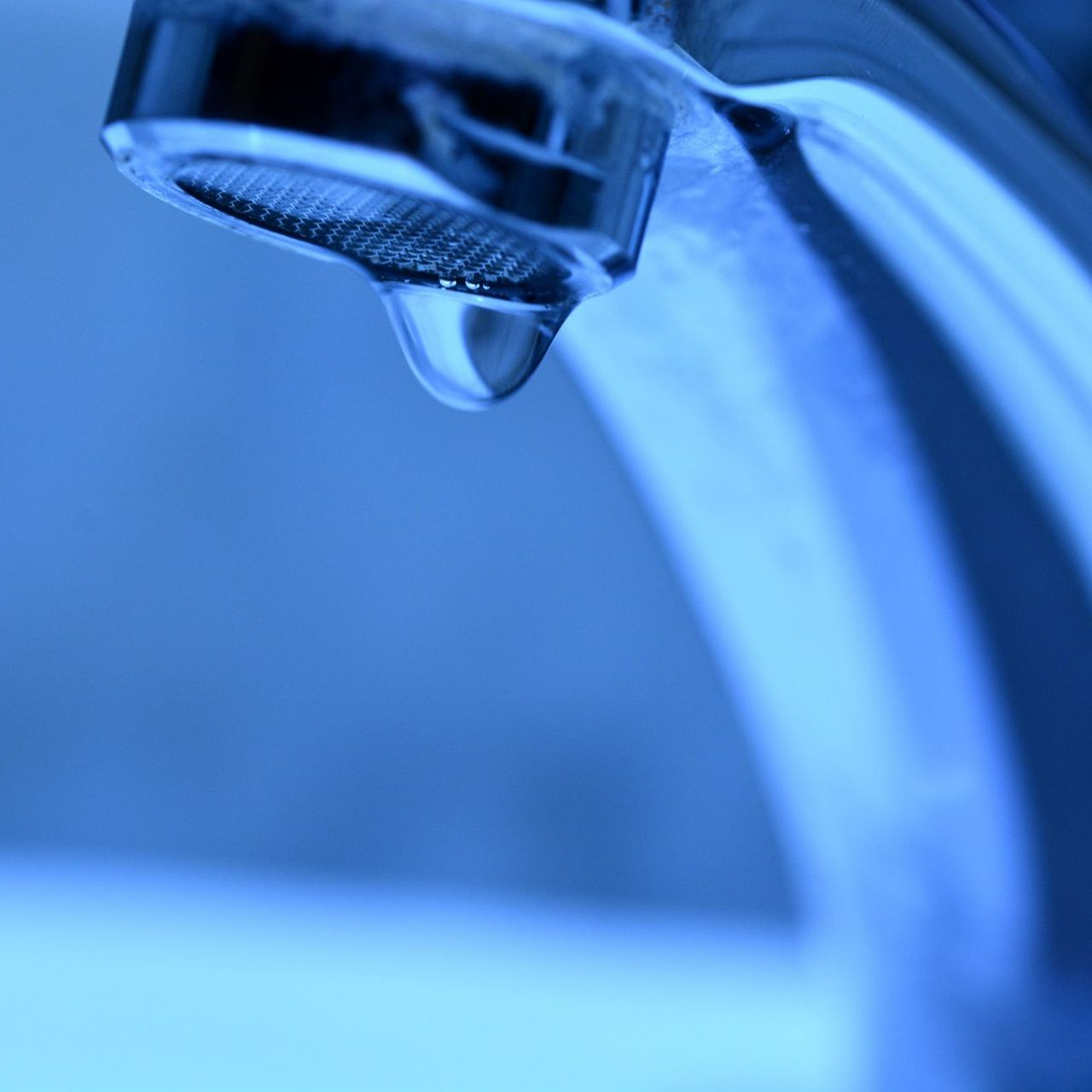 Un robinet qui goutte.