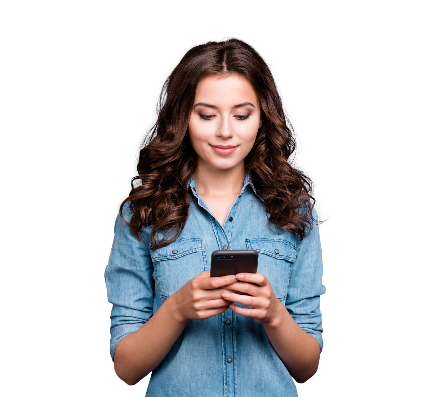 Une femme sur son téléphone.