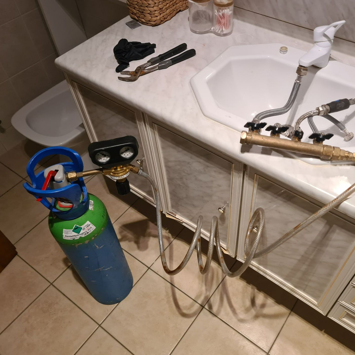 Gaz traceur dans un lavabo.