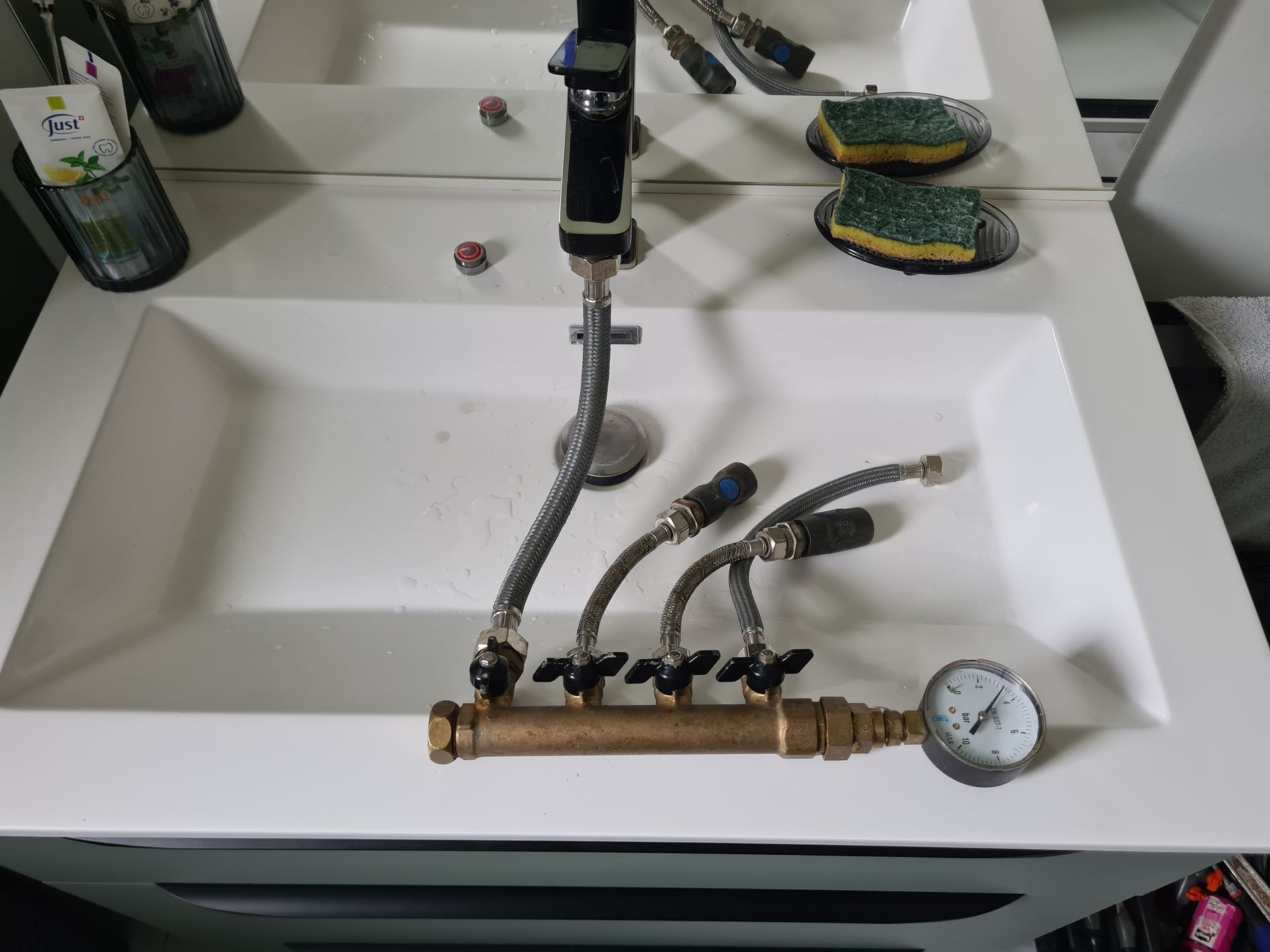 Gaz traceur dans un lavabo.