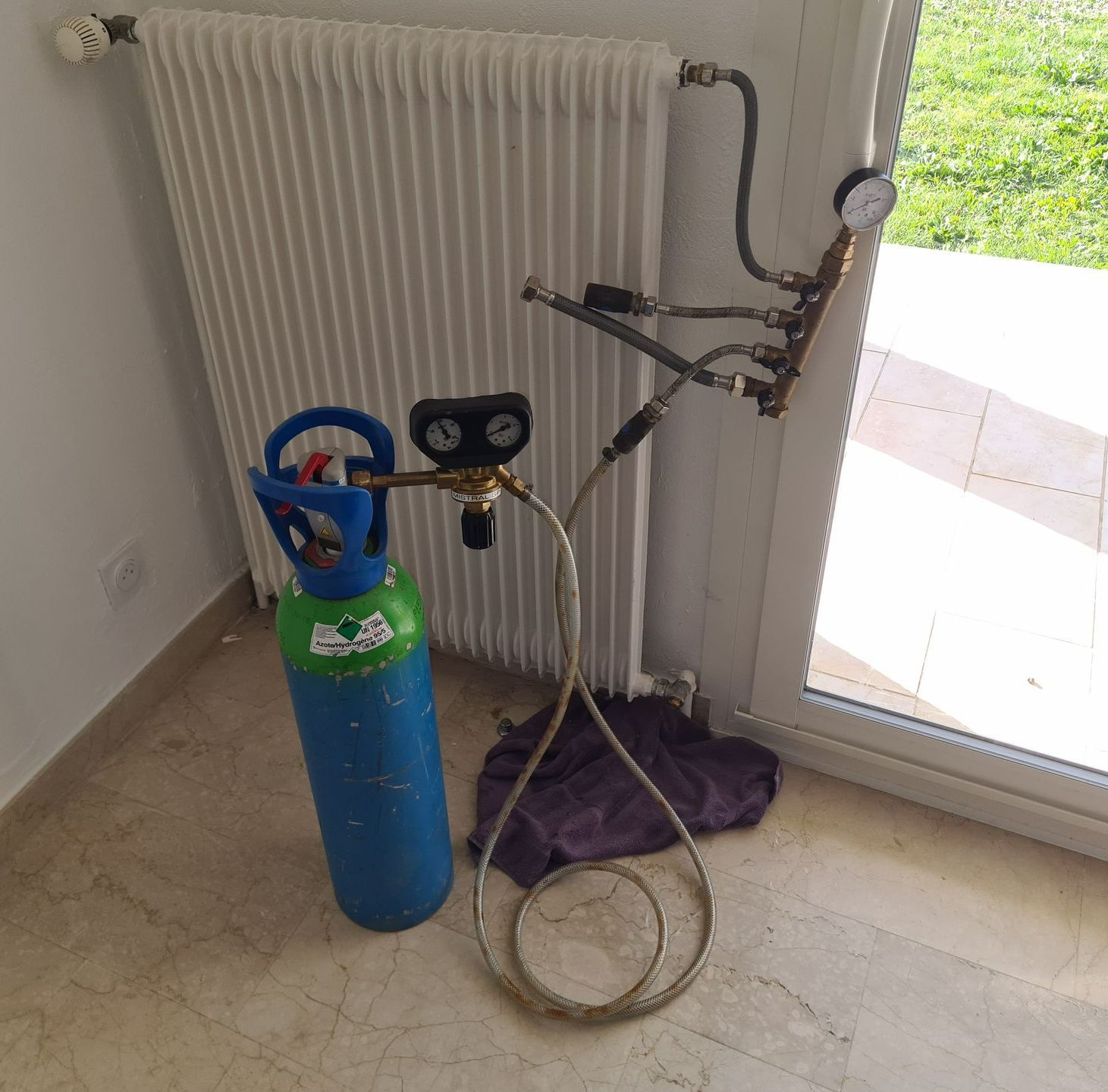 Une bouteille de gaz bleue.