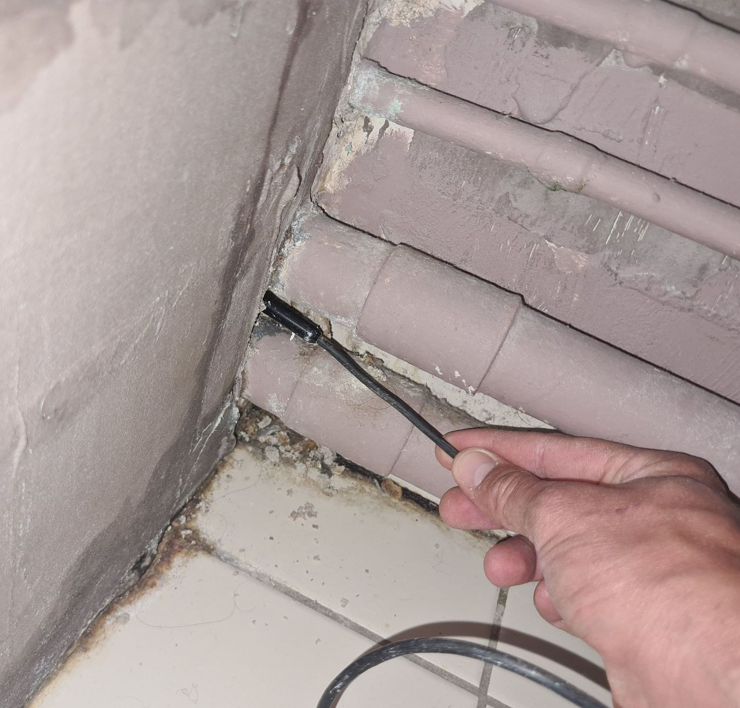 Endoscopie sur un mur blanc.