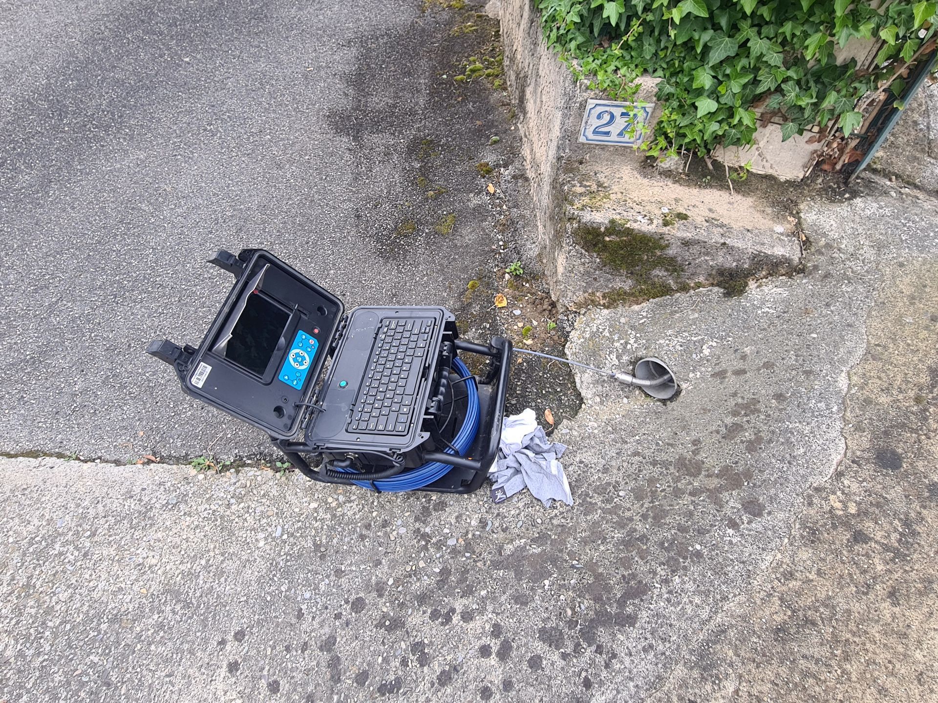 Inspection vidéo dans un conduit étroit.