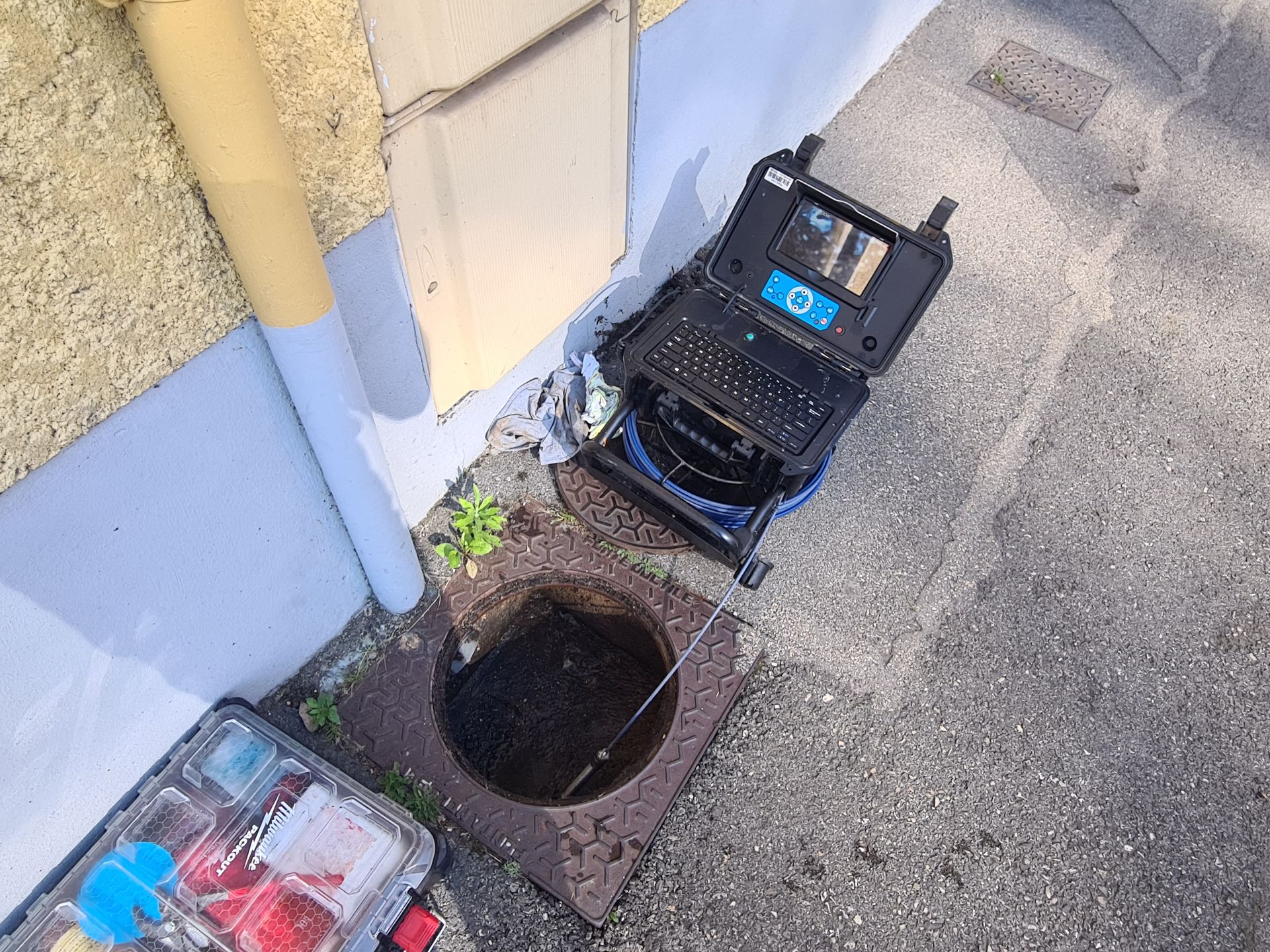 Inspection vidéo dans une bouche d'égout.