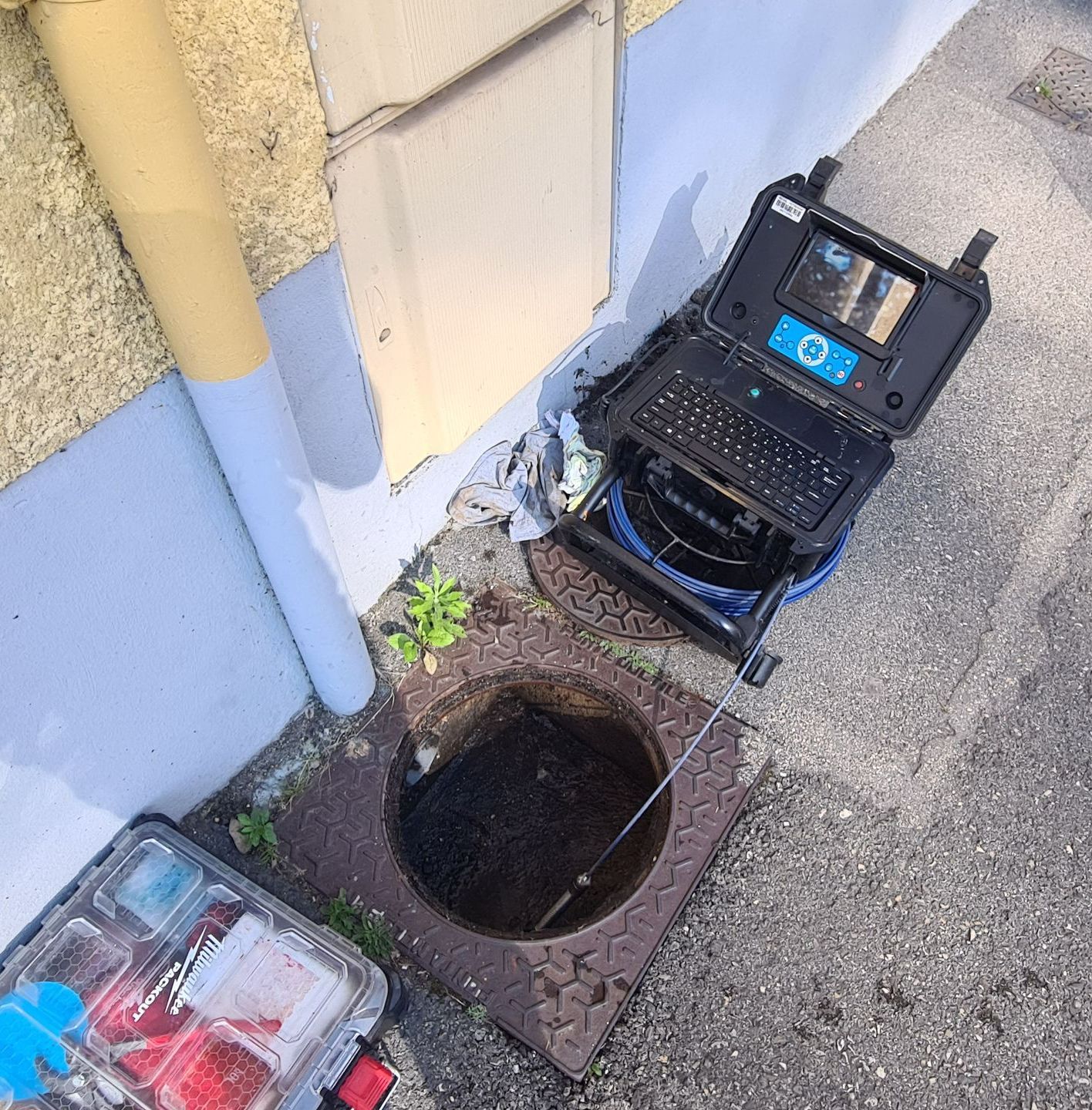 Un boîtier noir pour une inspection.