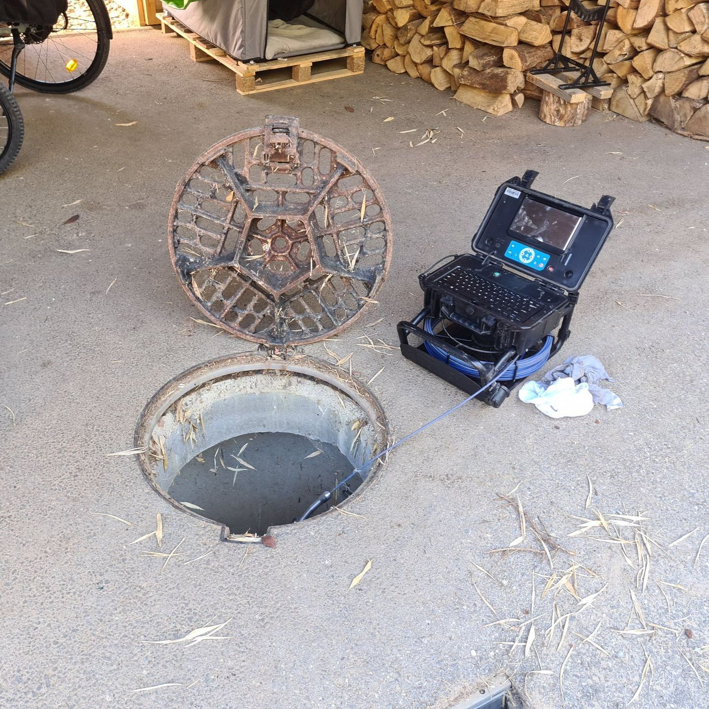 Une inspection vidéo et un tas de bûches.