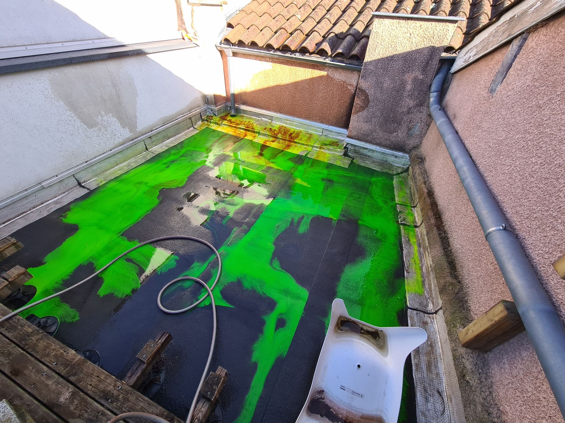 Mise en couleur sur un toit plat.