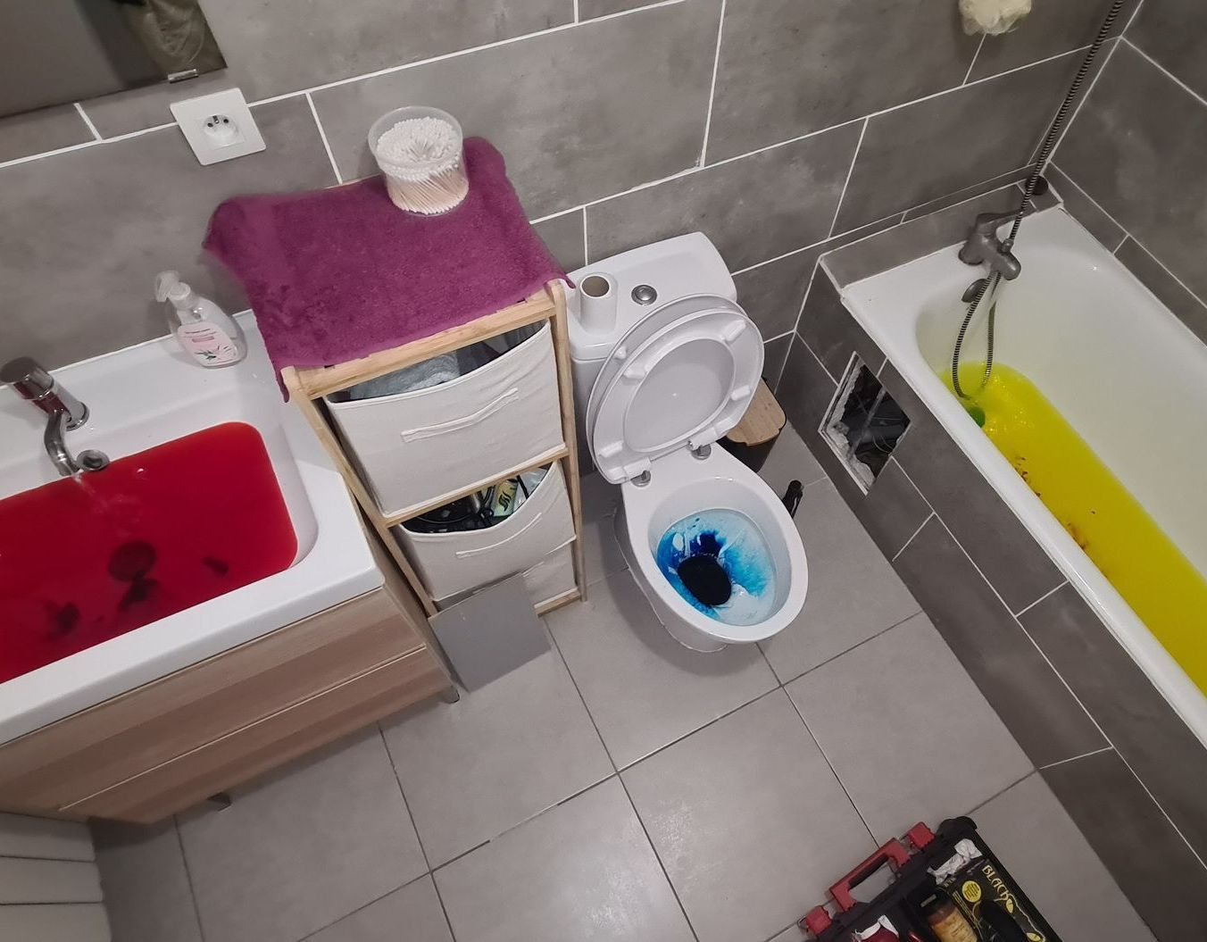 Mise en eau colorée.