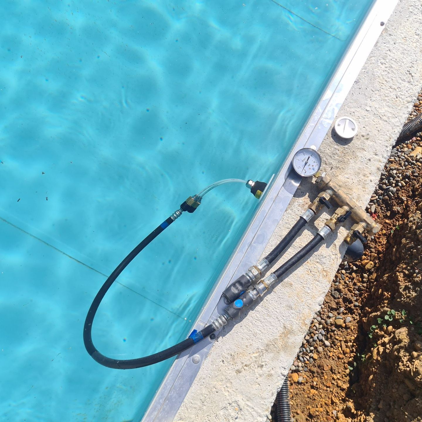 Compresseur au bord d'une piscine.