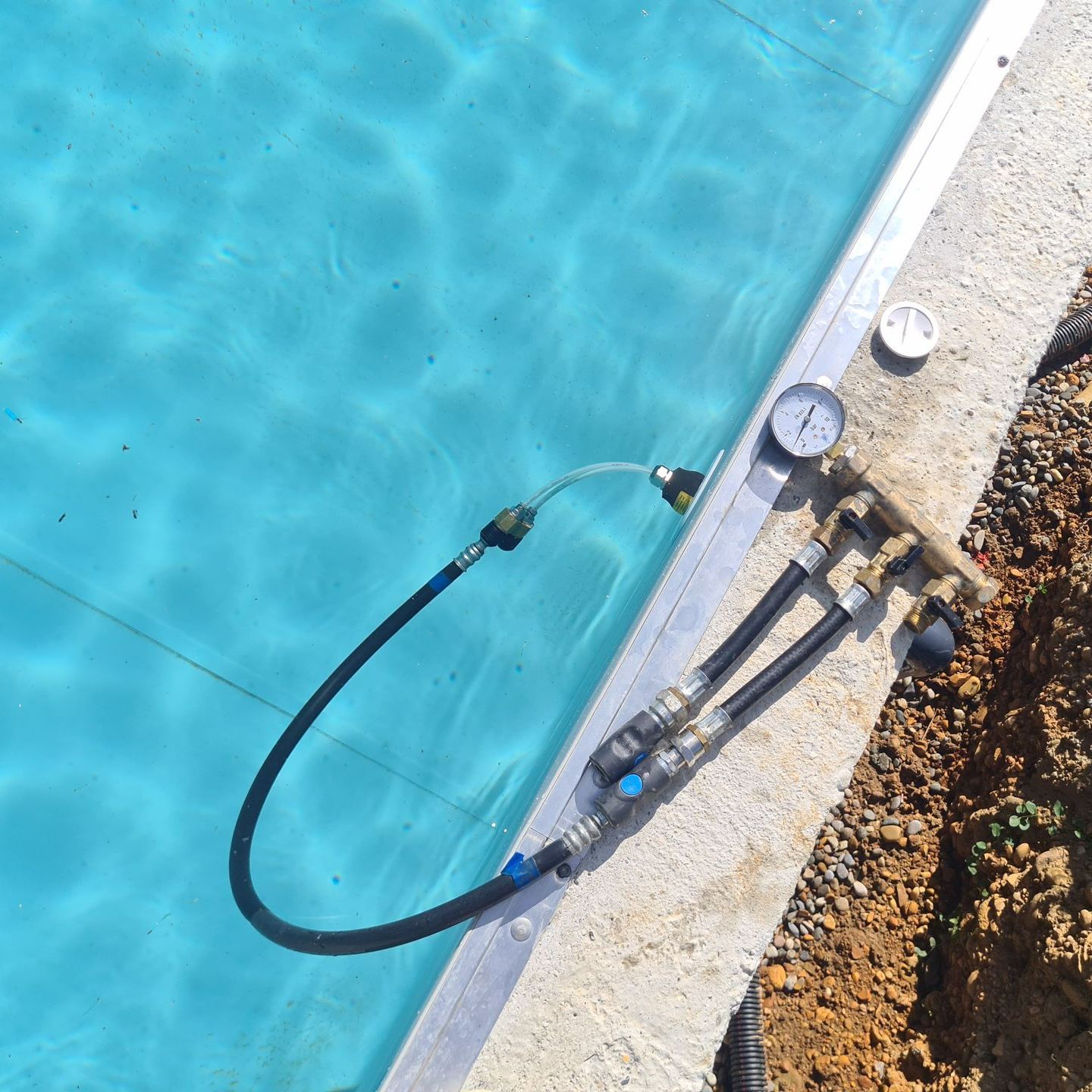Un compreseur au bord d'une piscine.