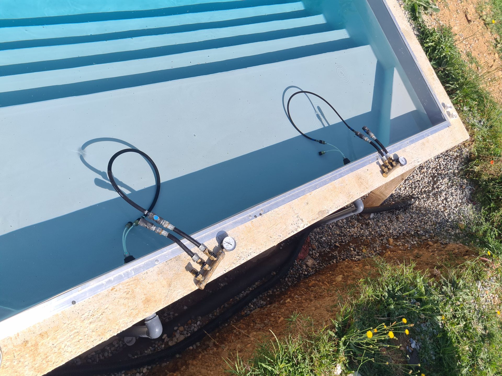 Deux compresseurs au bord d'une piscine.