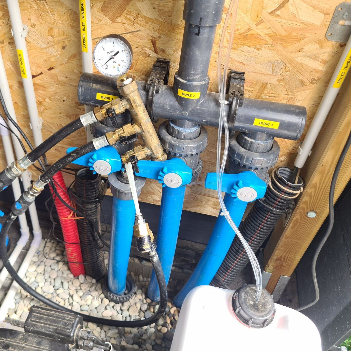 Gaz traceur dans les conduits d'une piscine.
