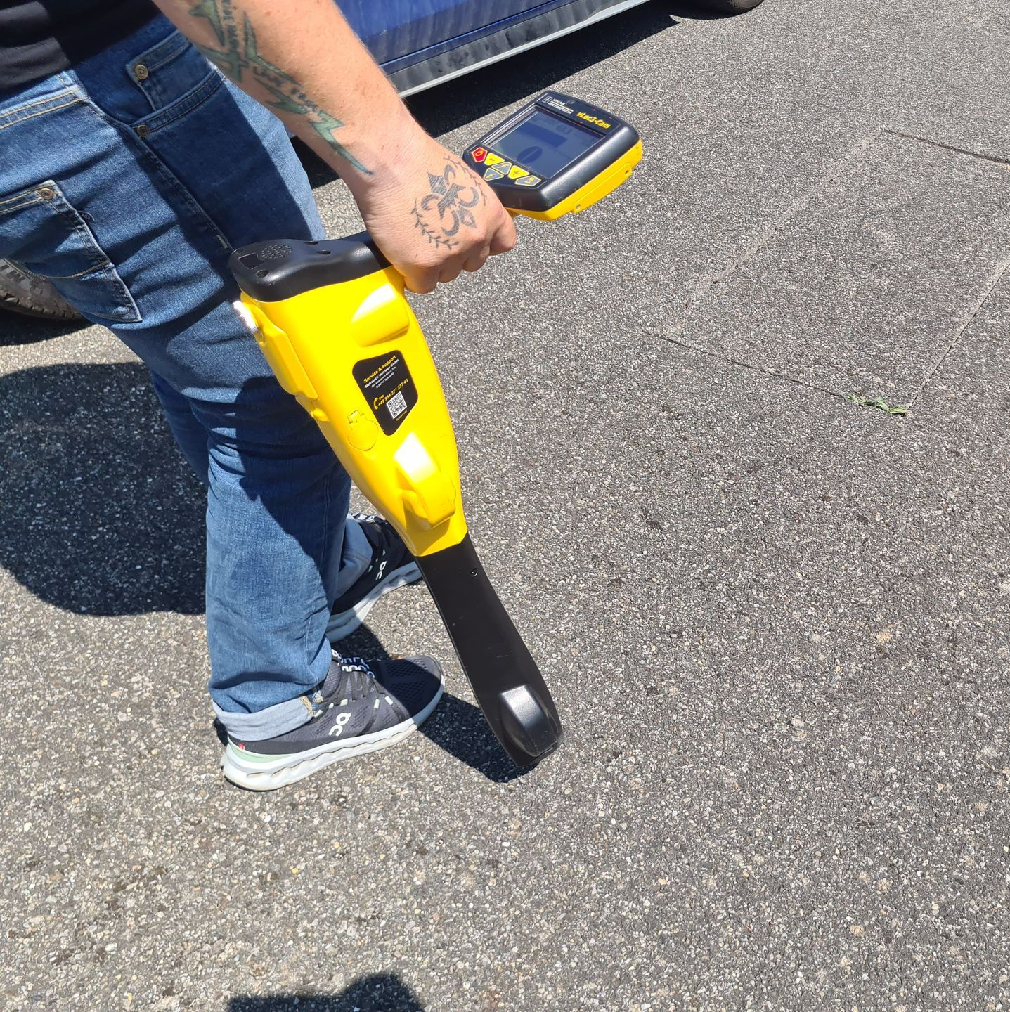 Un appareil jaune avec écran.