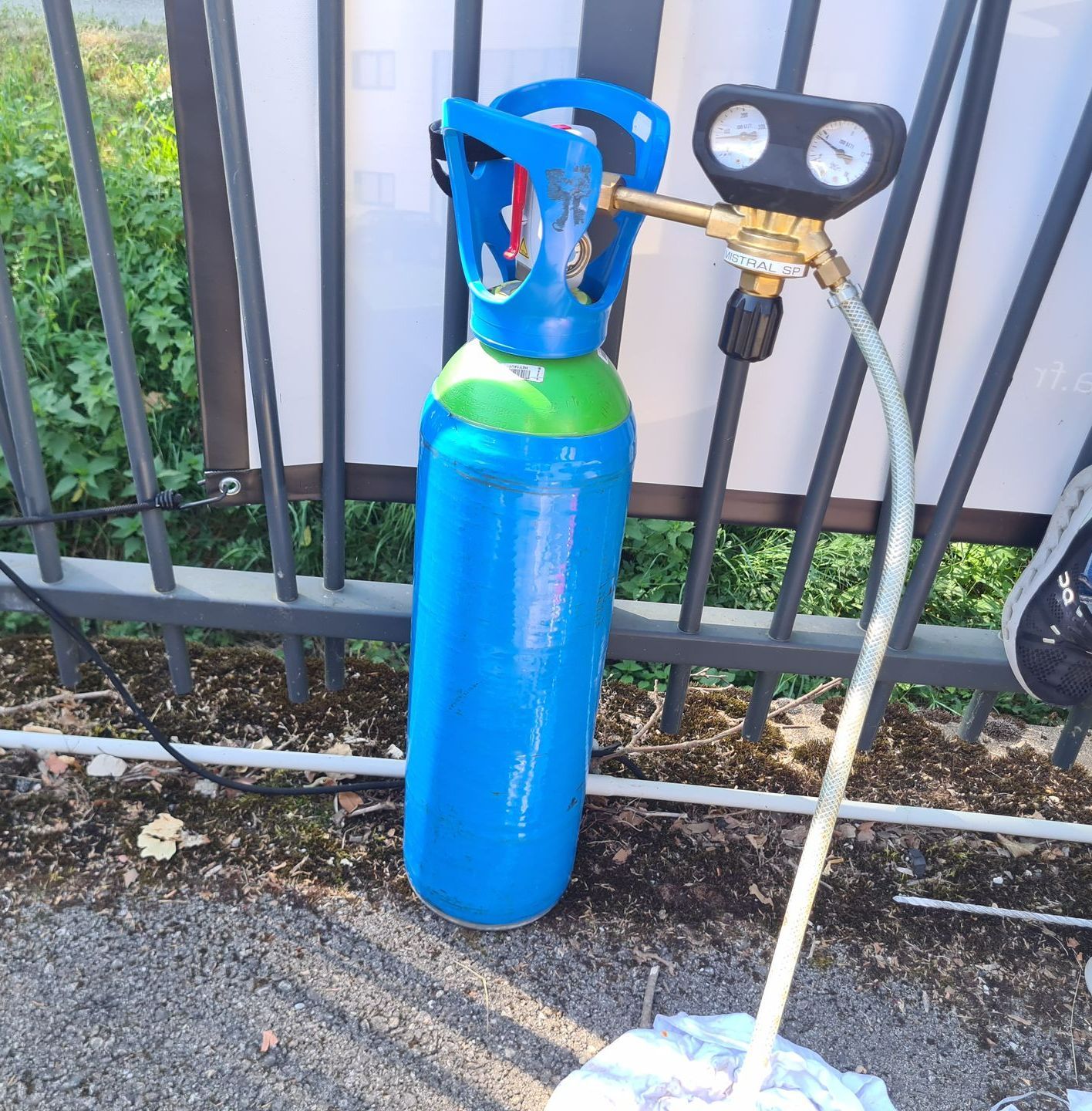 Bouteille bleue de gaz traceur.