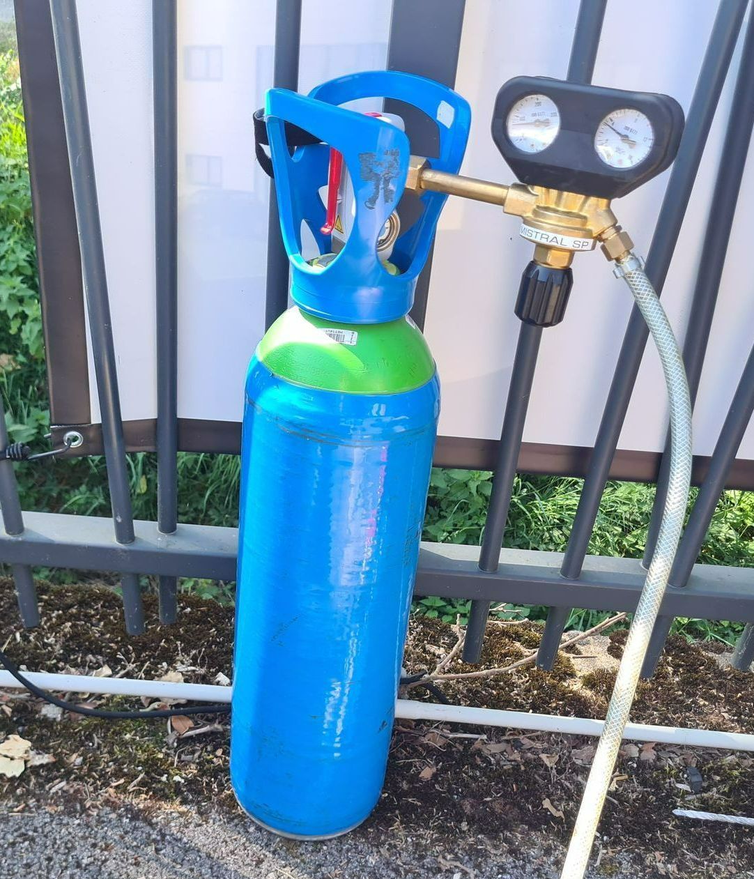 Une bouteille de gaz bleue.