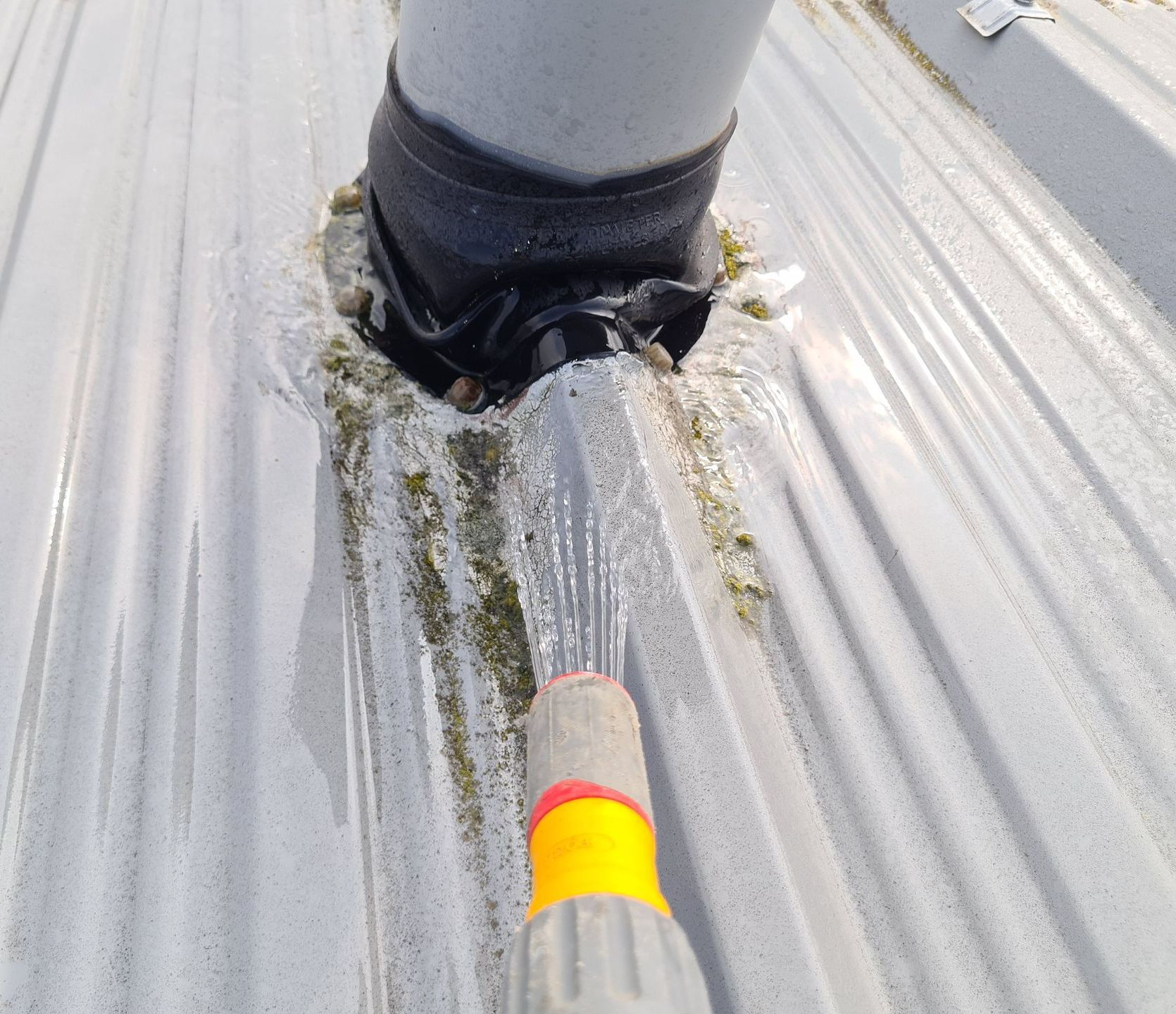Fumigation sur une toiture.