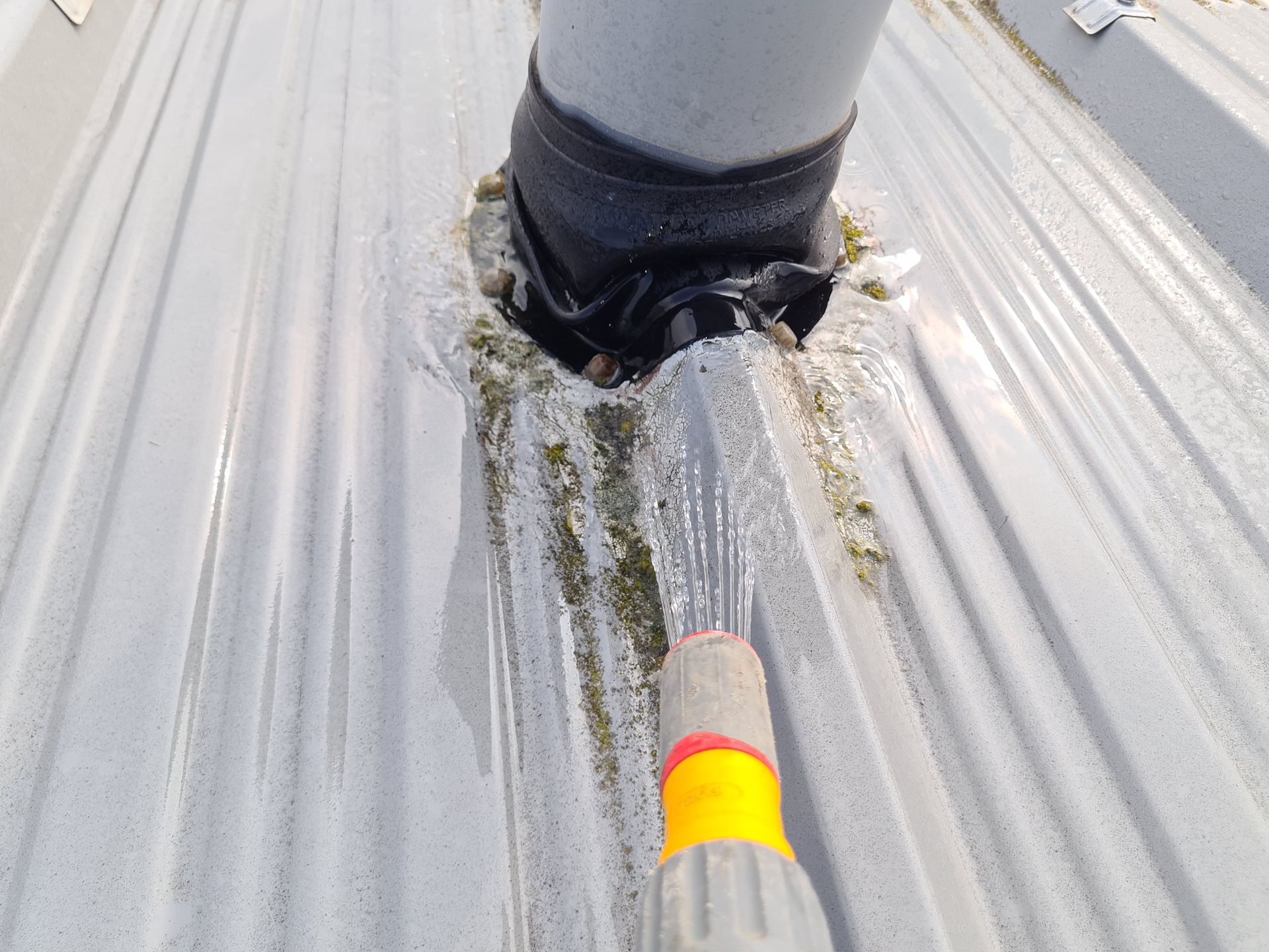 Fumigation sur une toiture.