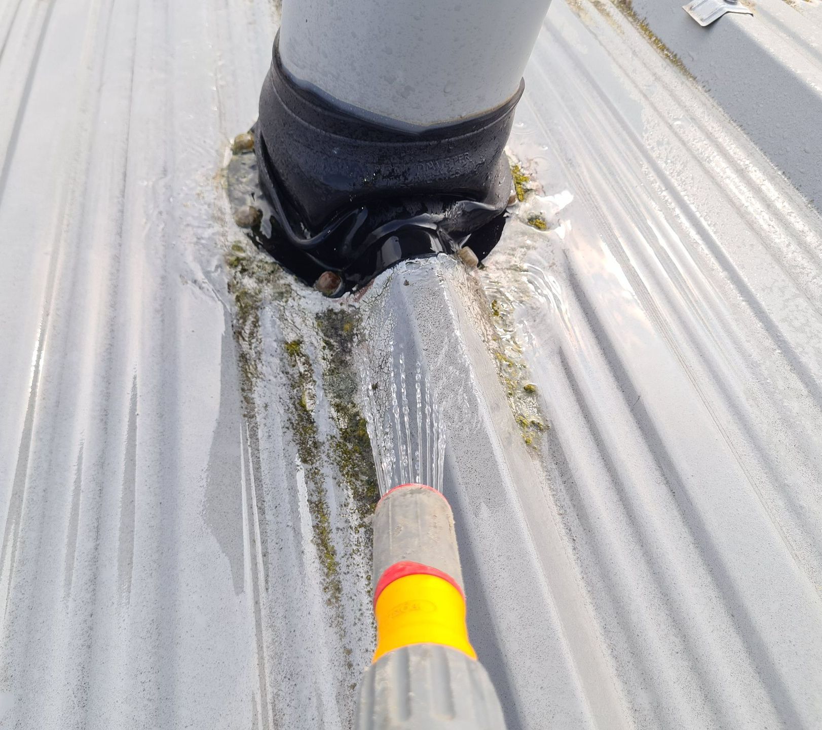 Fumigation pour une fuite de toiture.
