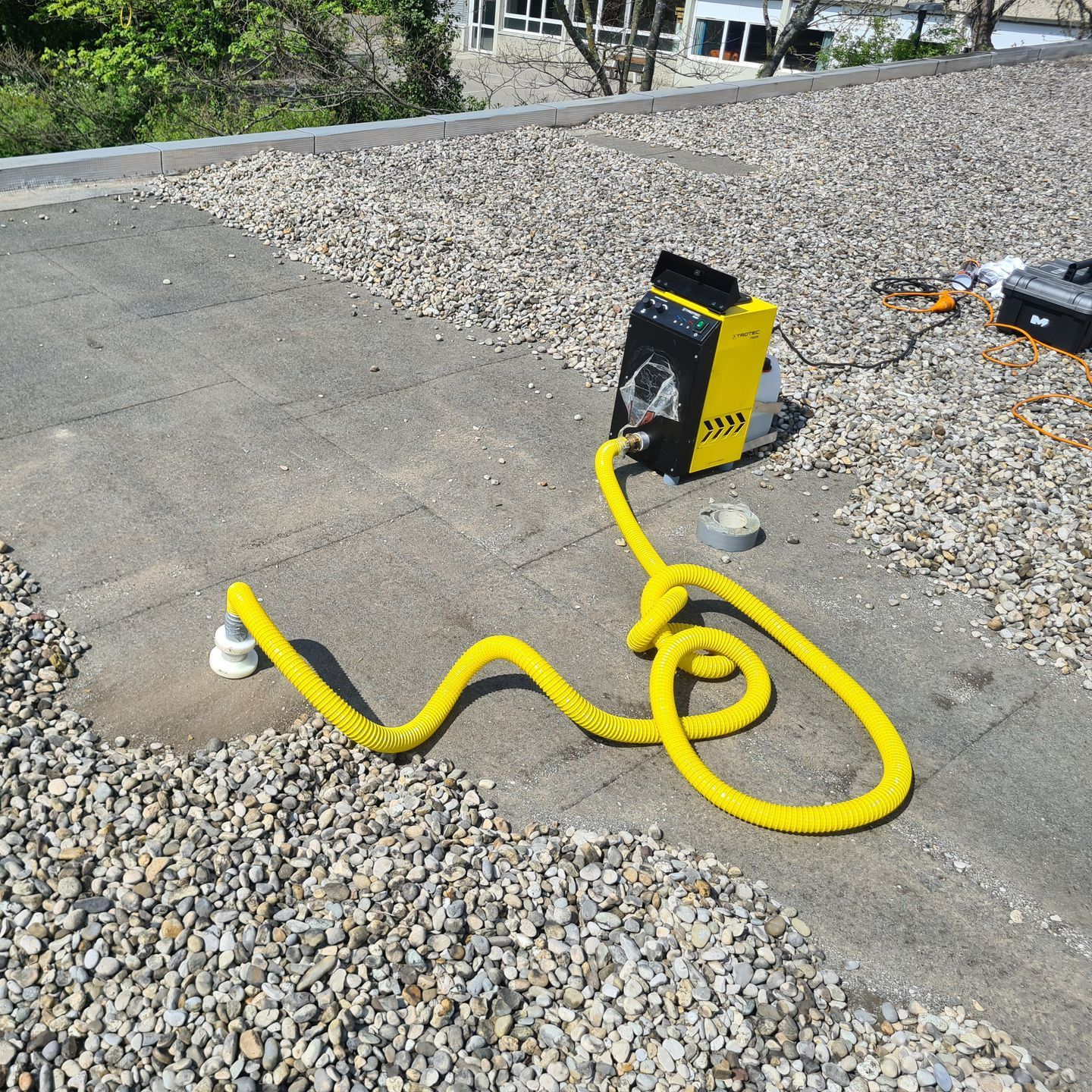 Un appareil jaune sur une toiture.