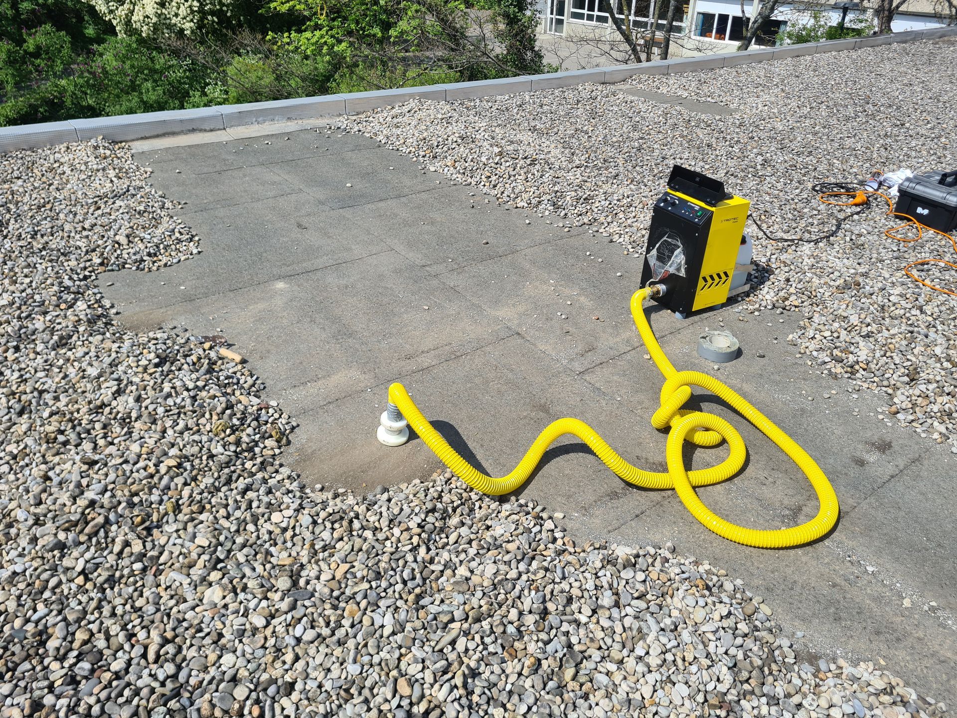 Un appareil jaune sur une toiture plate.