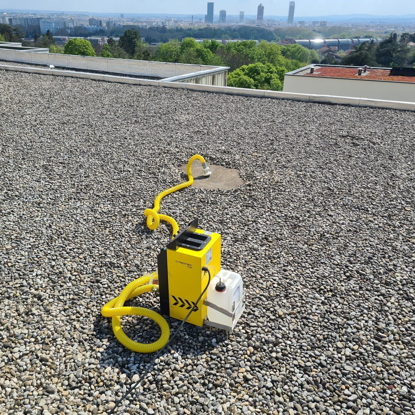 Fumigation sur une toiture.