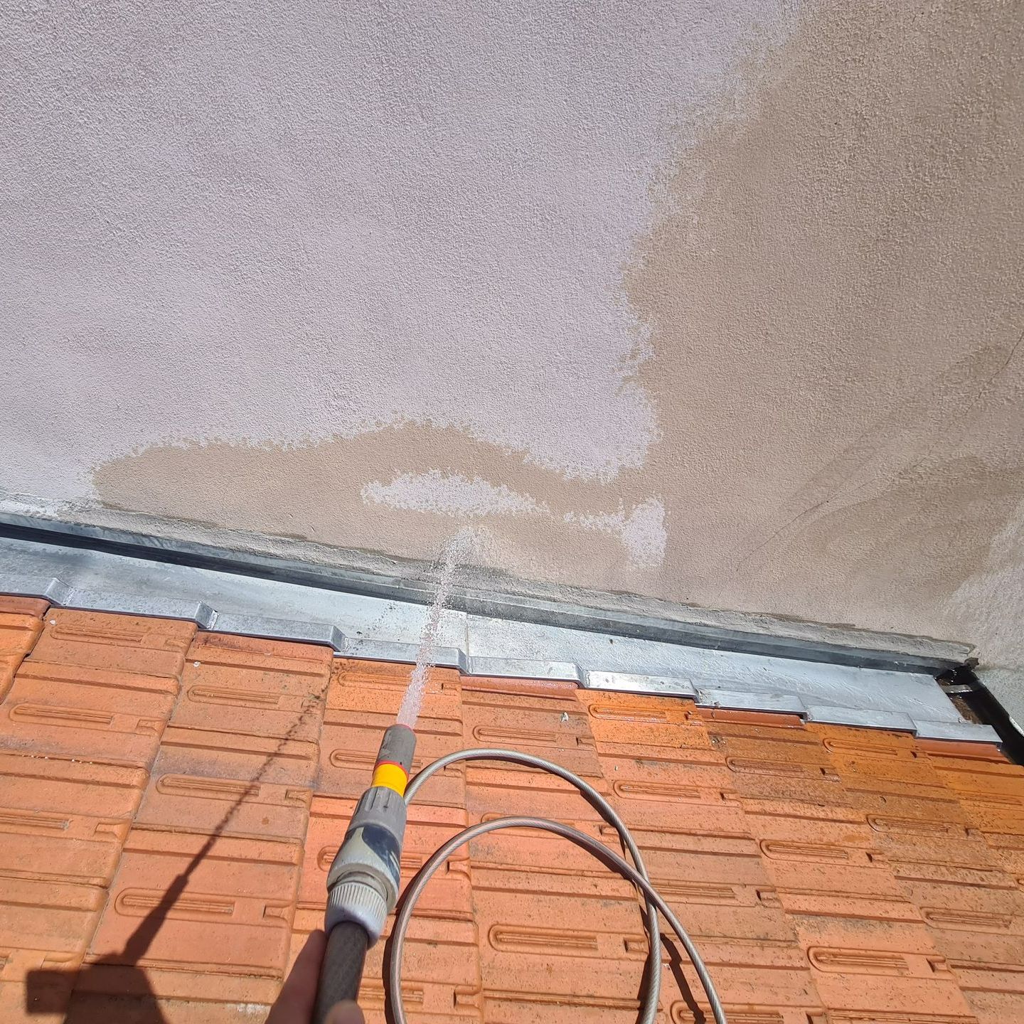 Une toiture avec des tuiles plates.
