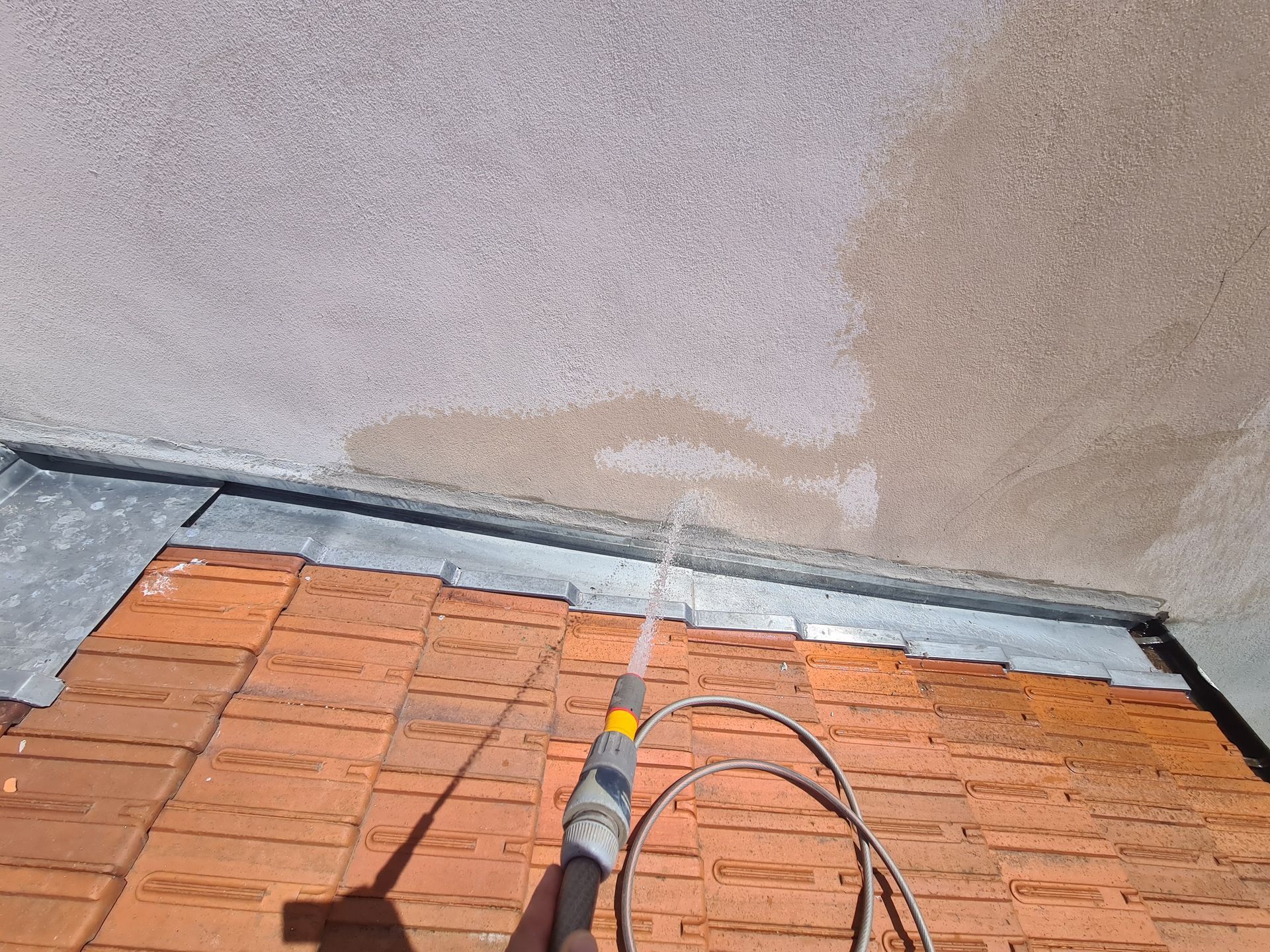 Fumigation sur une toiture en tuiles plates.