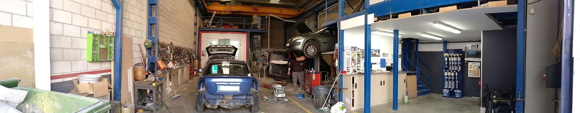 Una imagen borrosa de un almacén con una carretilla elevadora dentro.