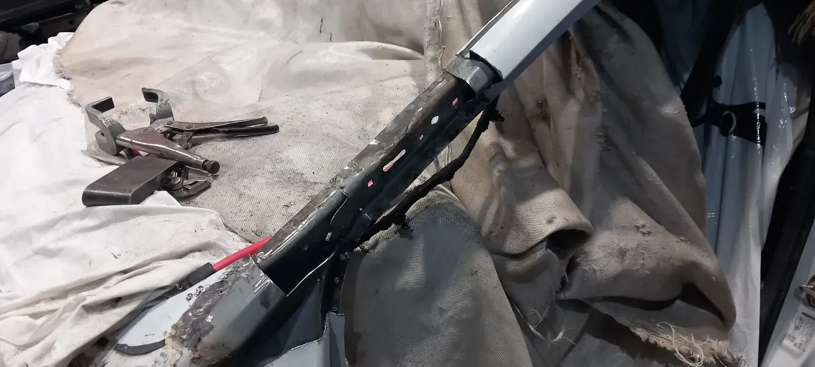 Una aspiradora está colocada encima de un paño blanco.