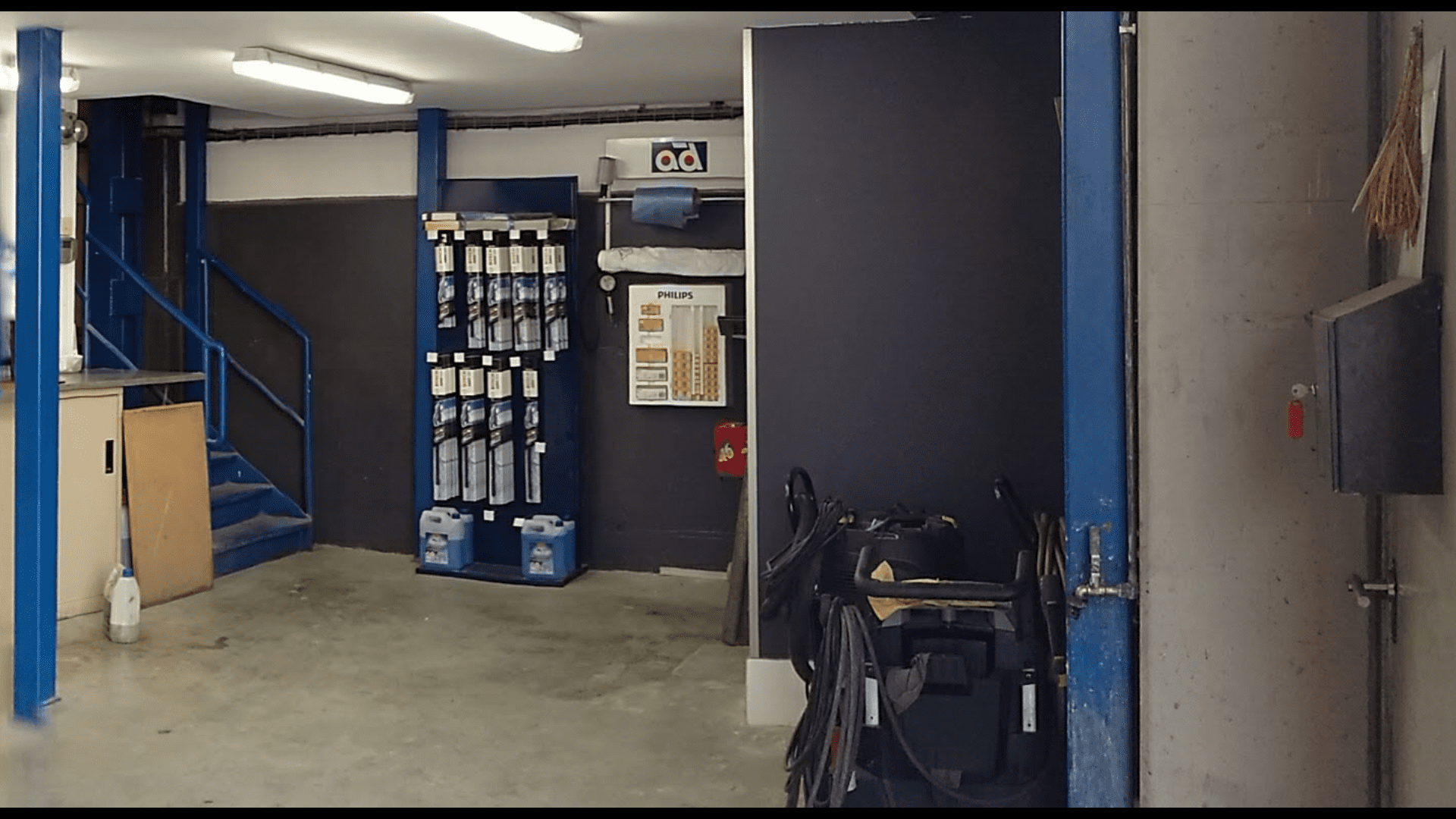 Una habitación con una escalera y un cartel que dice 5-1