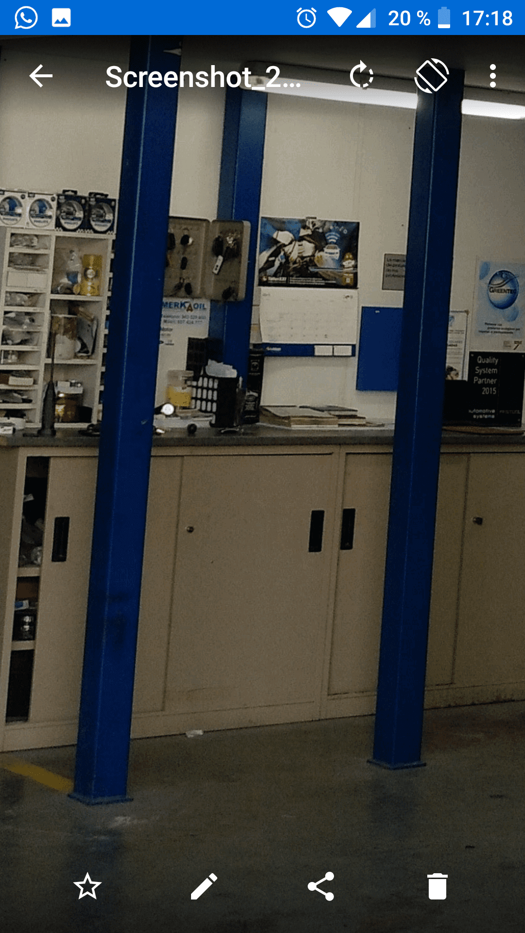 La pantalla de un teléfono muestra una captura de pantalla de un garaje.