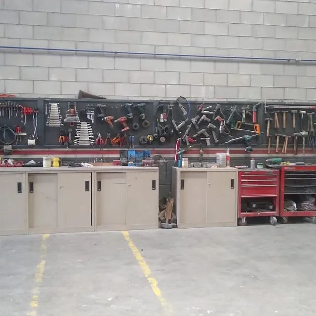 Una pared con muchas herramientas colgadas.