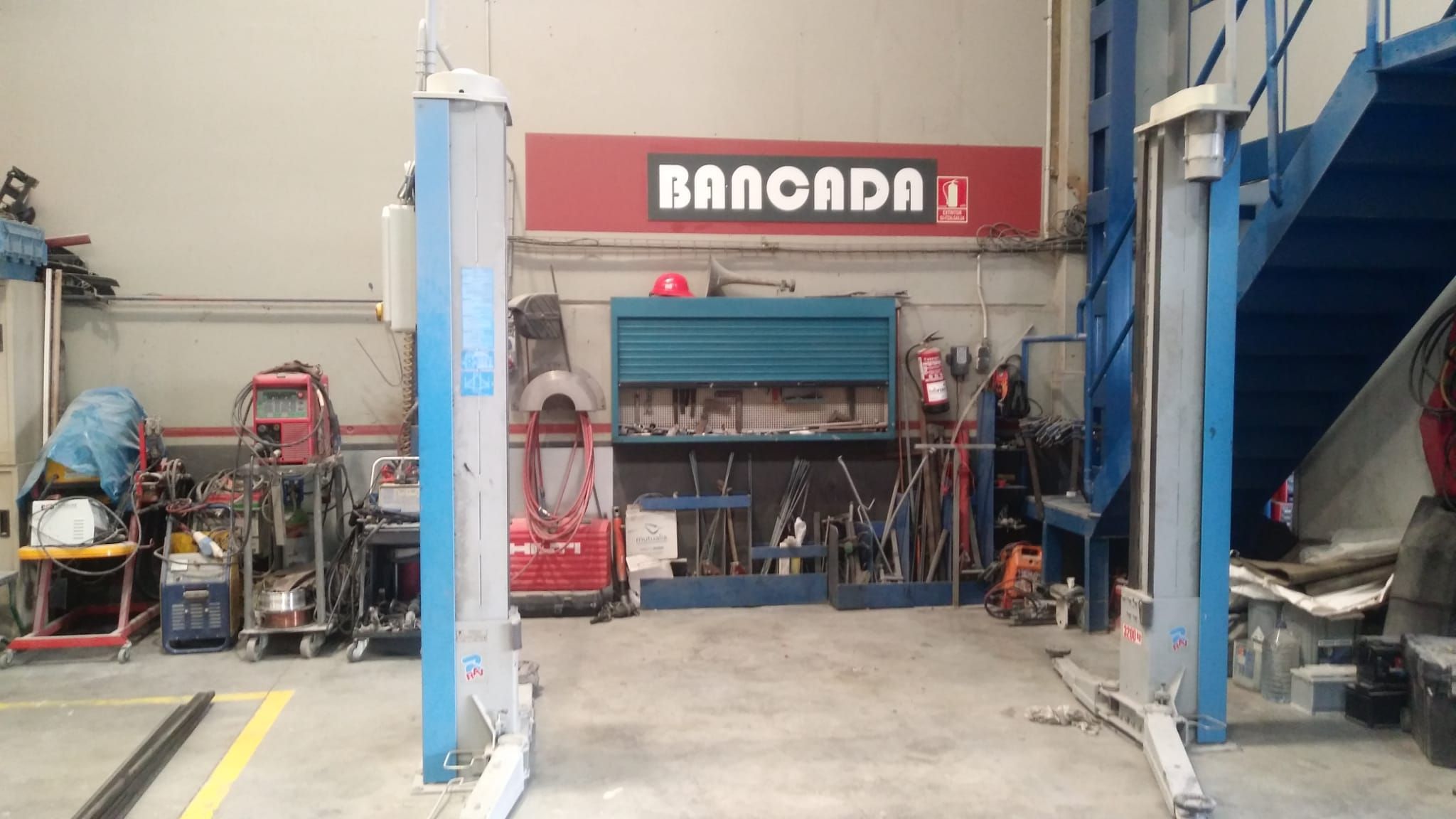 Un garaje con un cartel que dice nanoada.