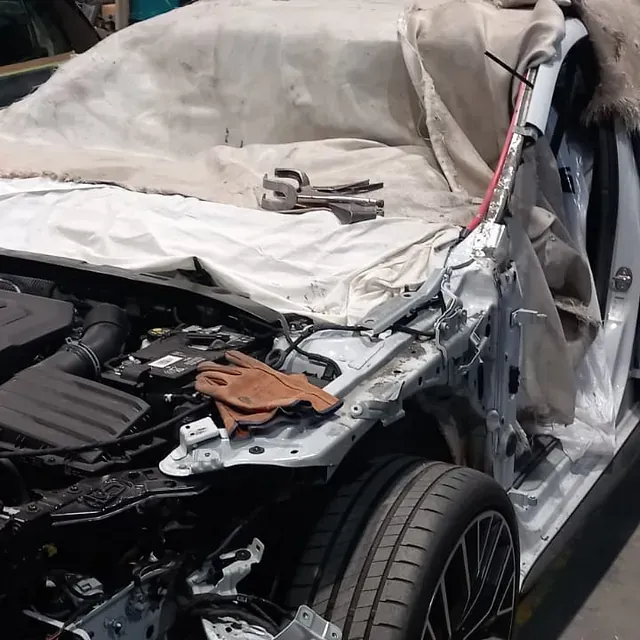Un coche blanco que ha resultado dañado en un accidente.