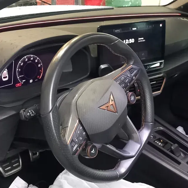 El volante de un coche tiene un triángulo.