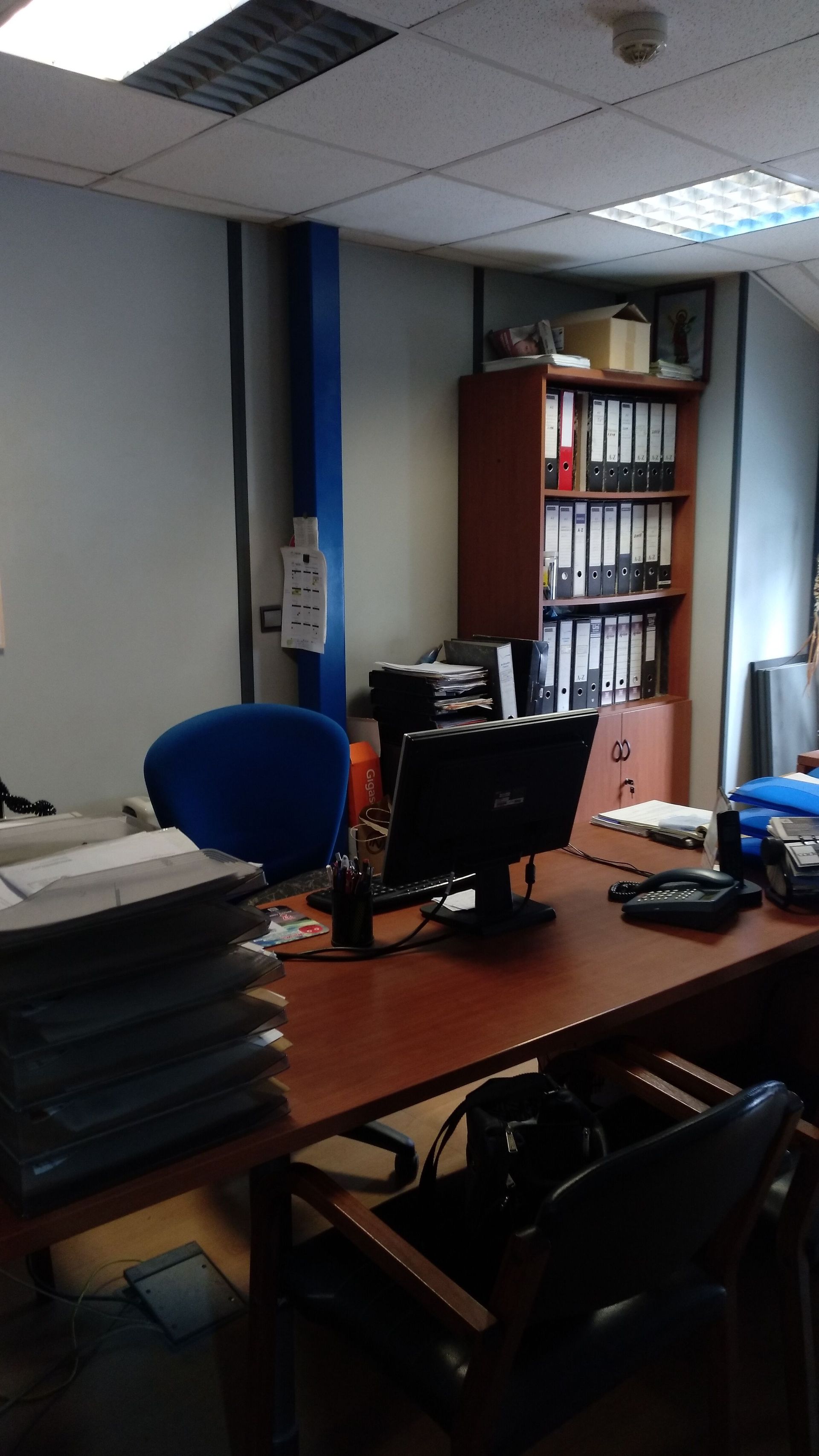 Un escritorio con una computadora encima en una oficina.