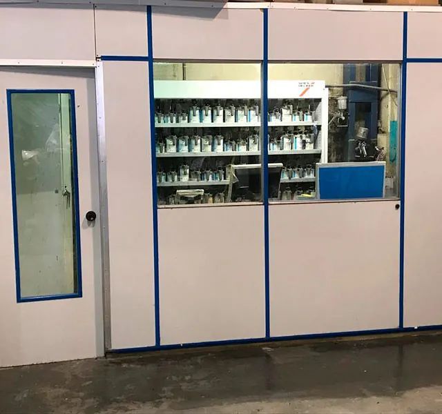 Una habitación con paredes blancas y molduras azules y una ventana.