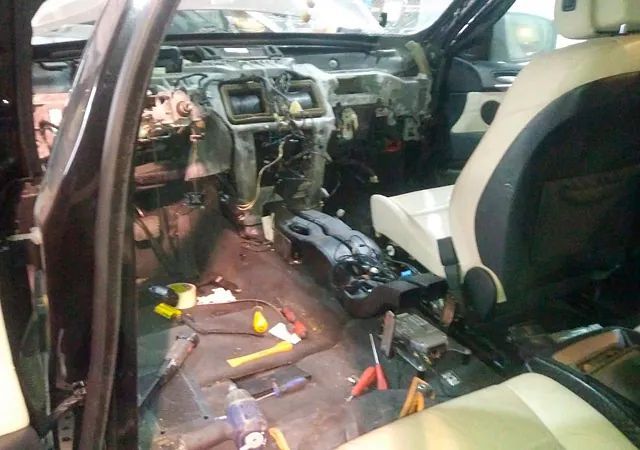 El interior de un coche en el que se está trabajando