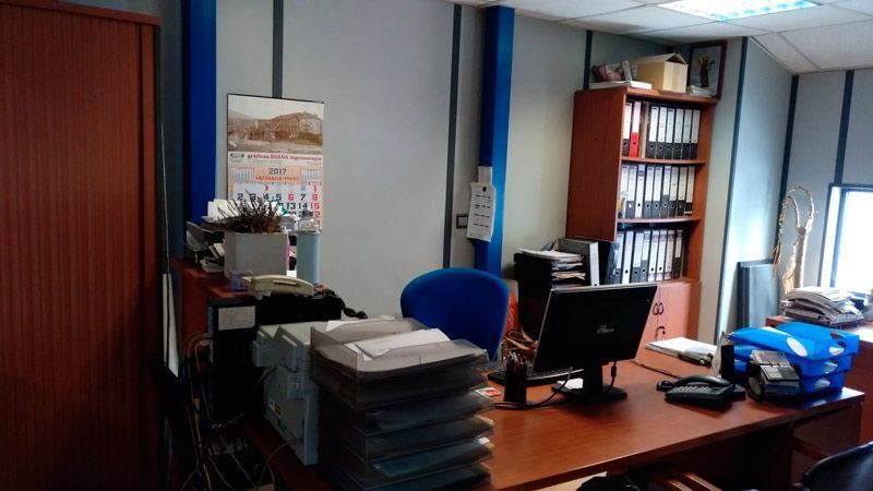 Un escritorio con una computadora encima en una oficina.