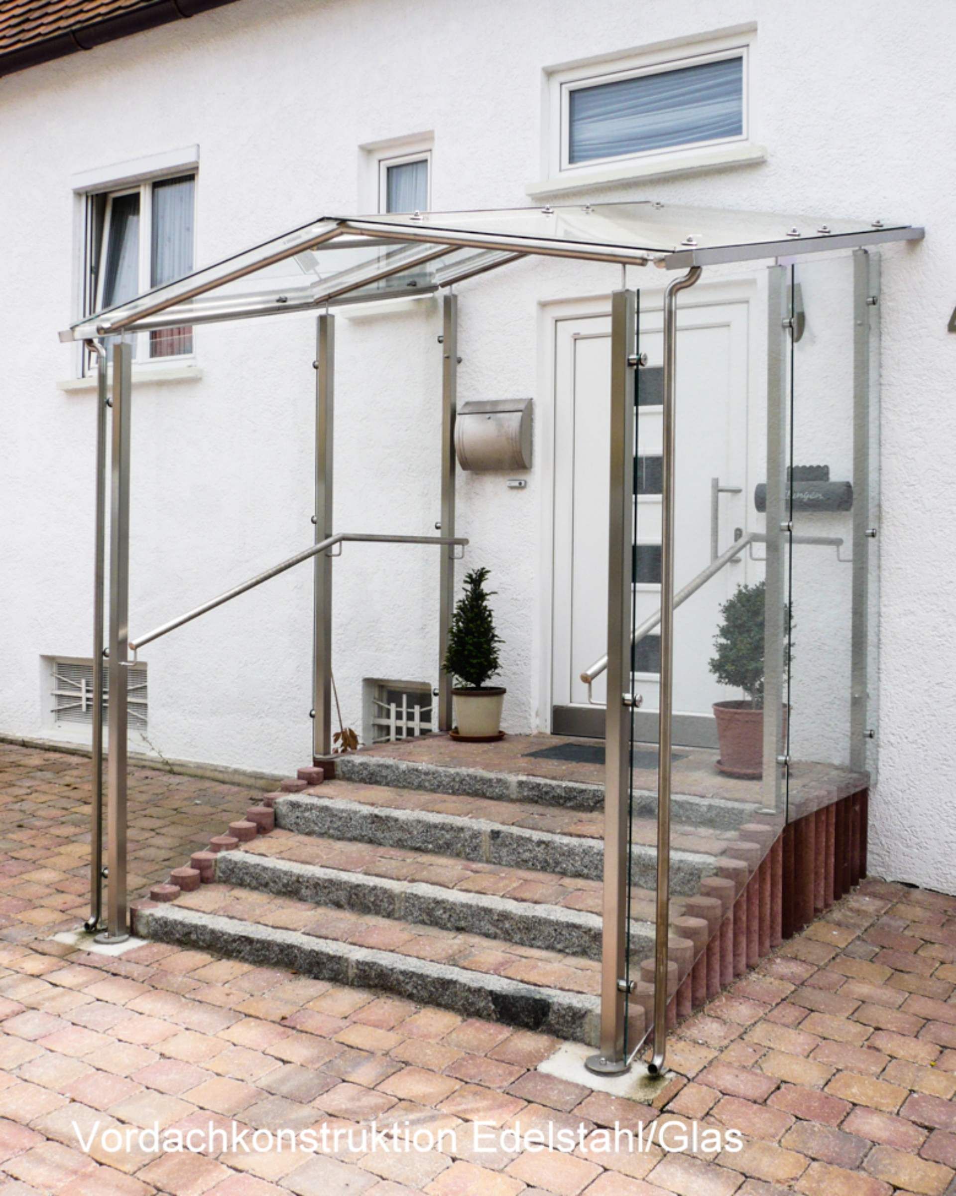 Gläserne Überdachung eines Hauseingangs