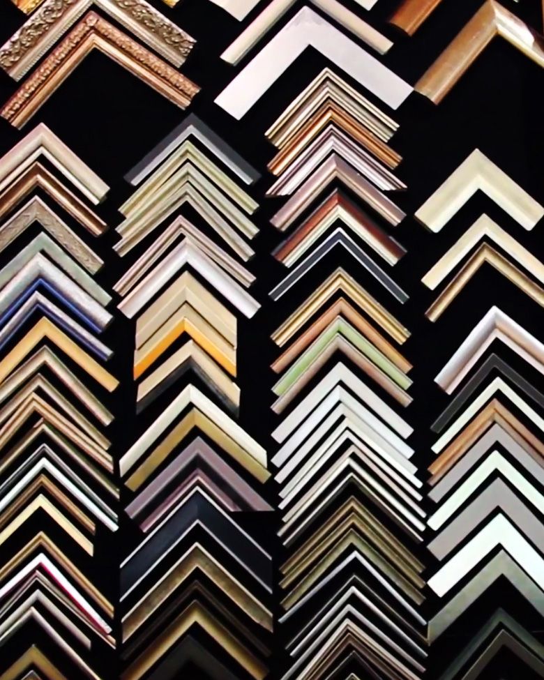 Wand mit einer großen Auswahl an individuellen Bilderrahmen