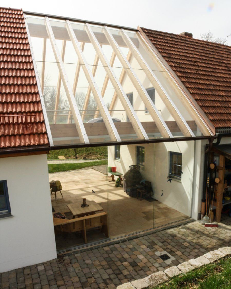 Individuelle Glasüberdachung zwischen zwei Häusern