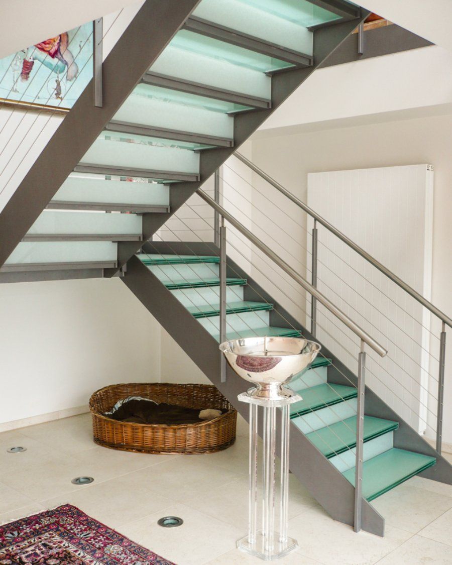 Treppenaufgang mit Stufen aus Glas