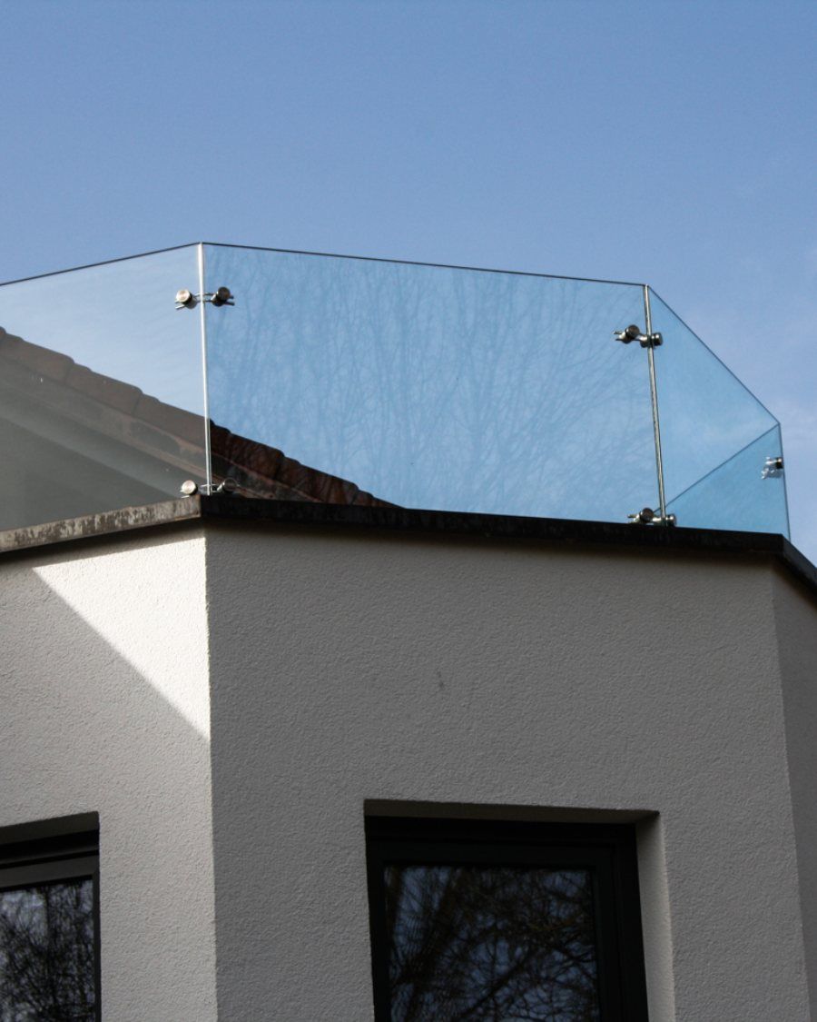 Moderne Brüstung eines Balkons aus Glas