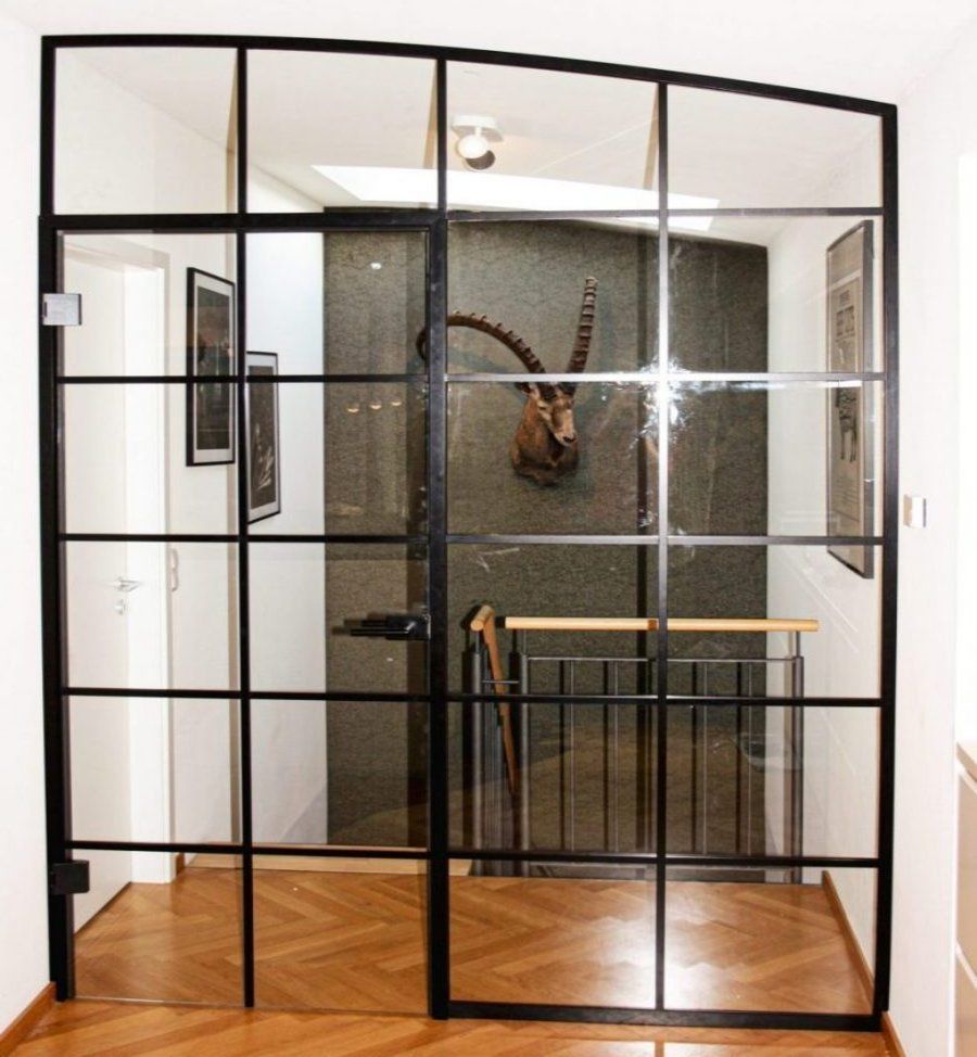 Glastüren mit schwarzen Streben im Innenraum