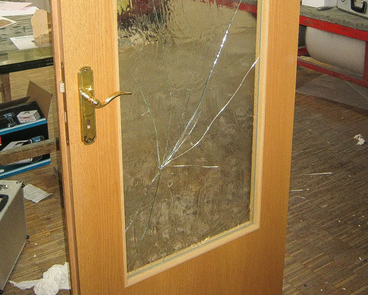 Gesplitterter Scheibeneinsatz einer alten Holzür