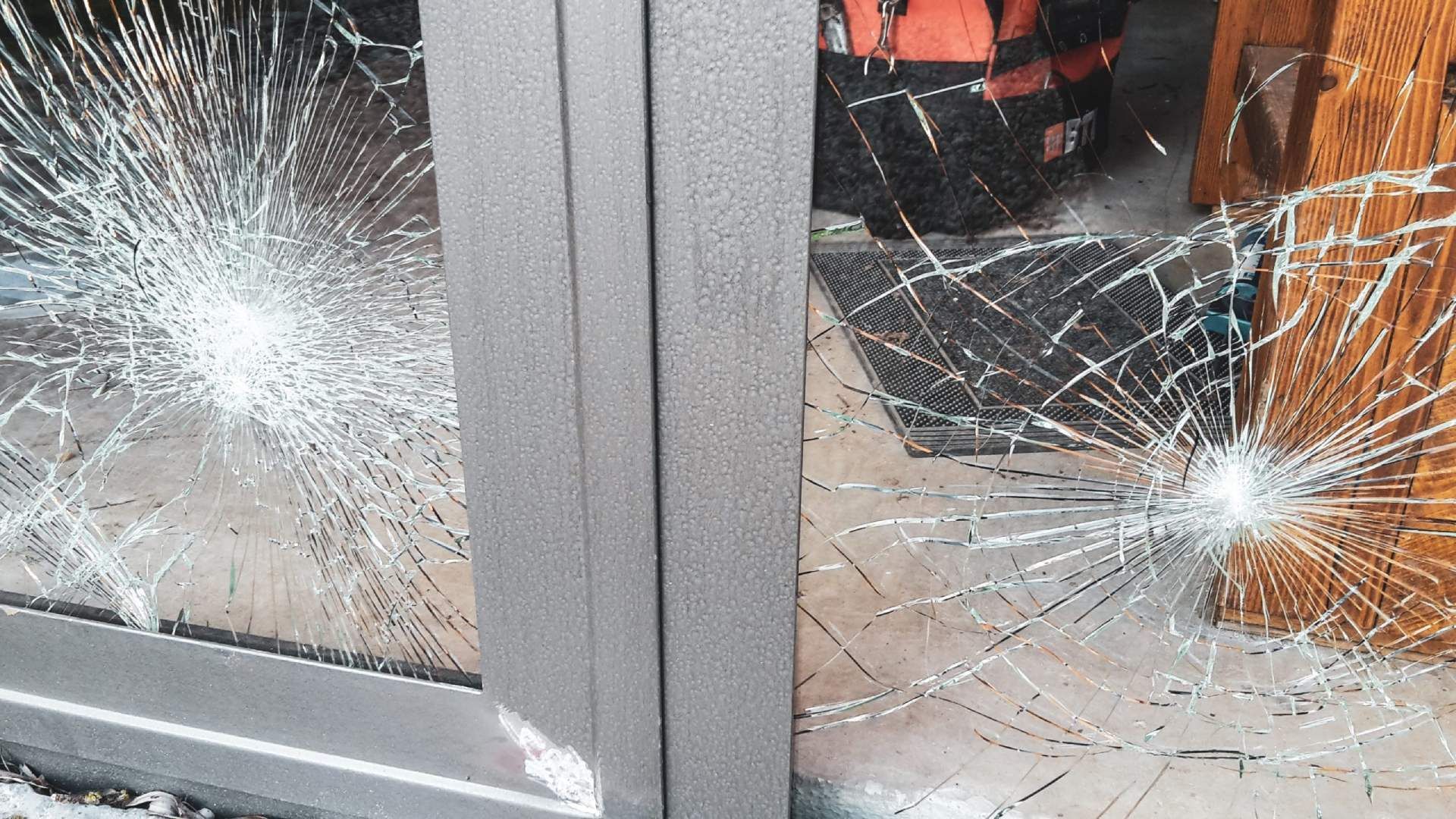 Zerbrochene Doppelflügeltür aus Glas