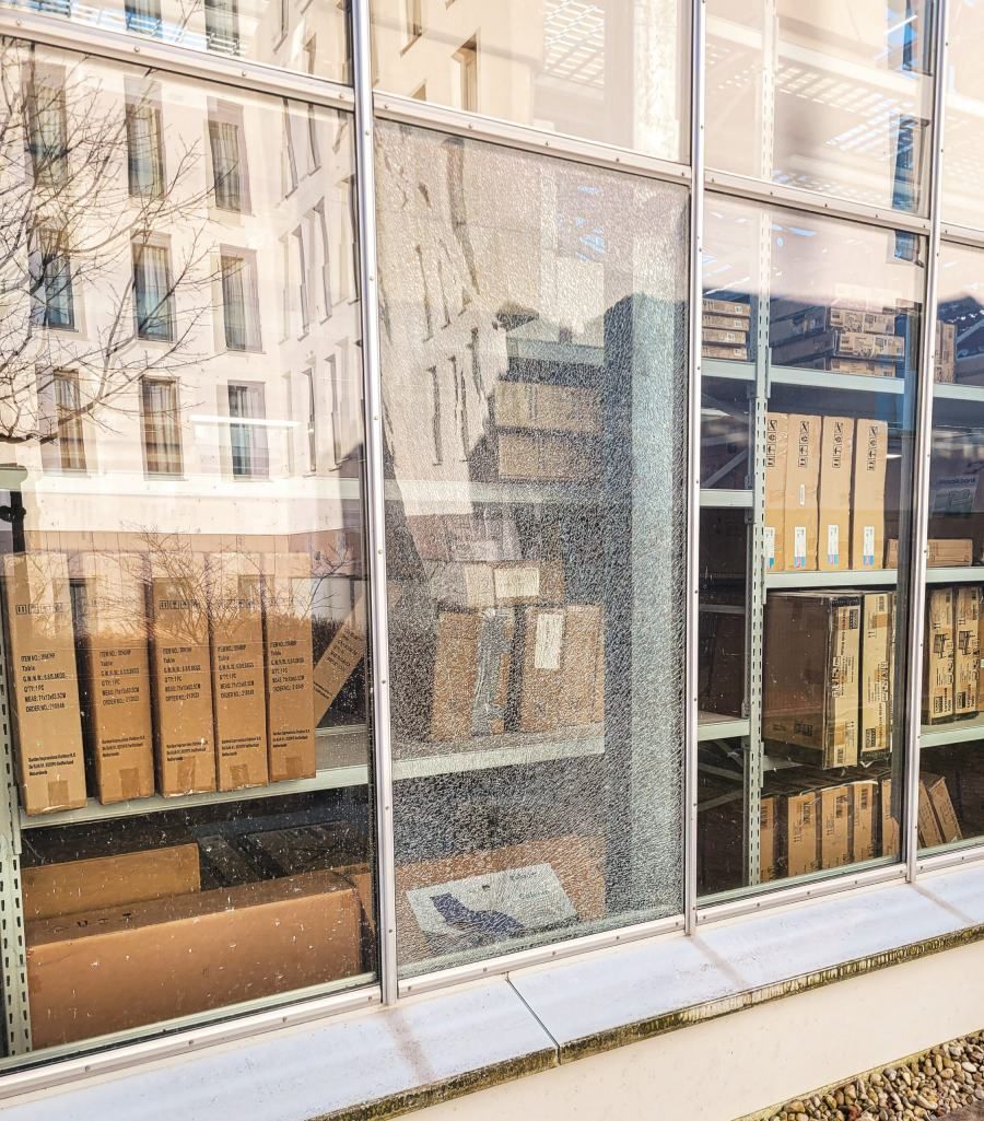 Gerissene Fensterscheibe eines Lagers