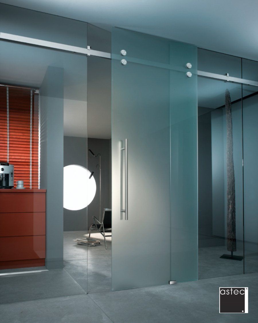 Große Schiebetür aus Milchglas