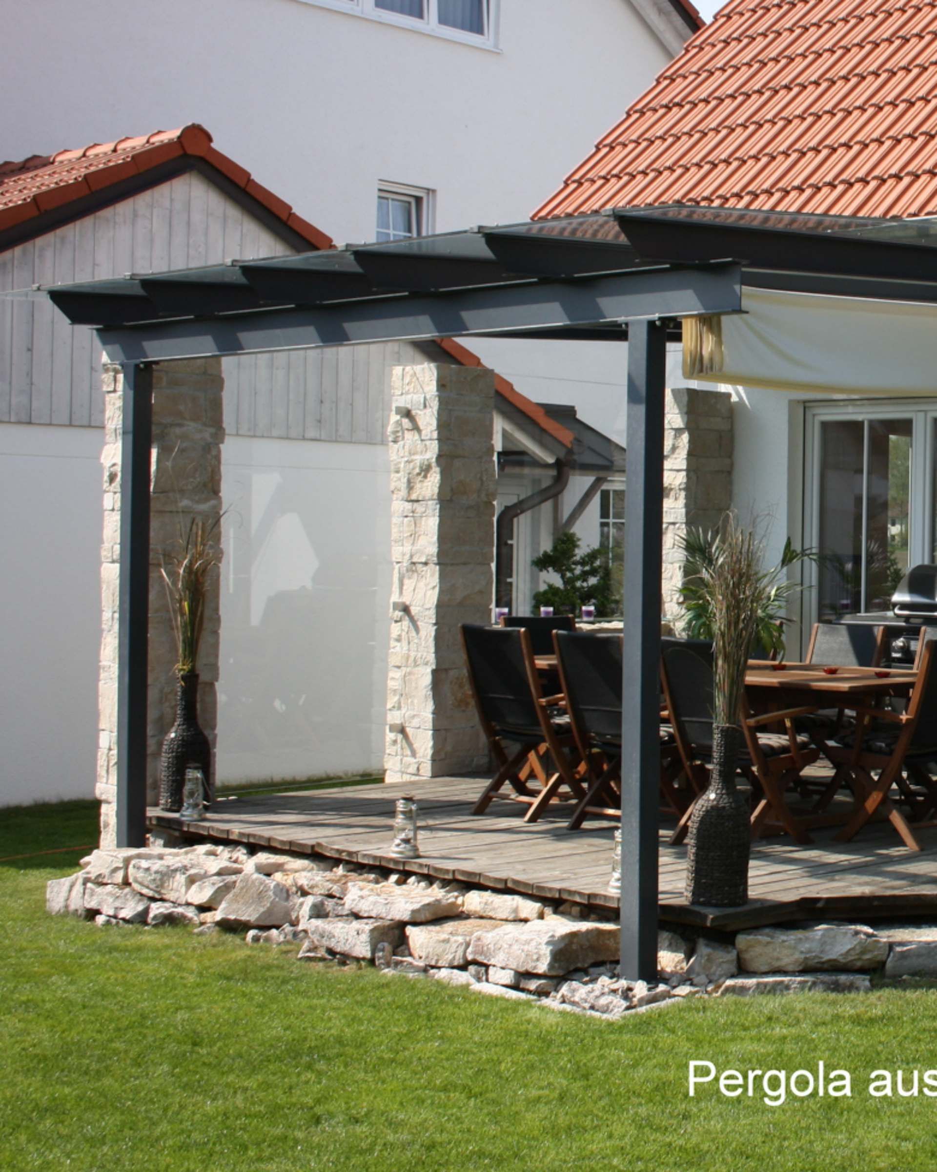Pergole mit Glasscheiben über Terasse